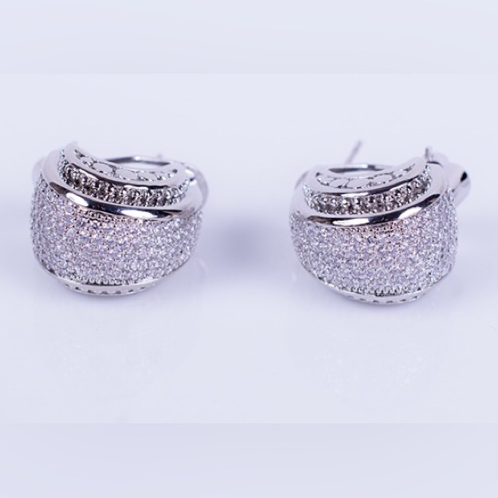 CRYSTAL EARRINGS  WITH FULL CUT CRYSTALS   OMEGA BACKING - Picture 3 of 3